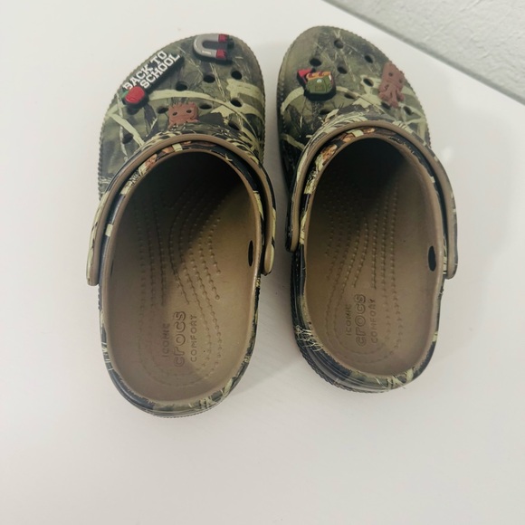 CROCS Kids Size C13 Olive Camo Clogs with Different Jibbitz Charms Casual - Picture 3 of 7